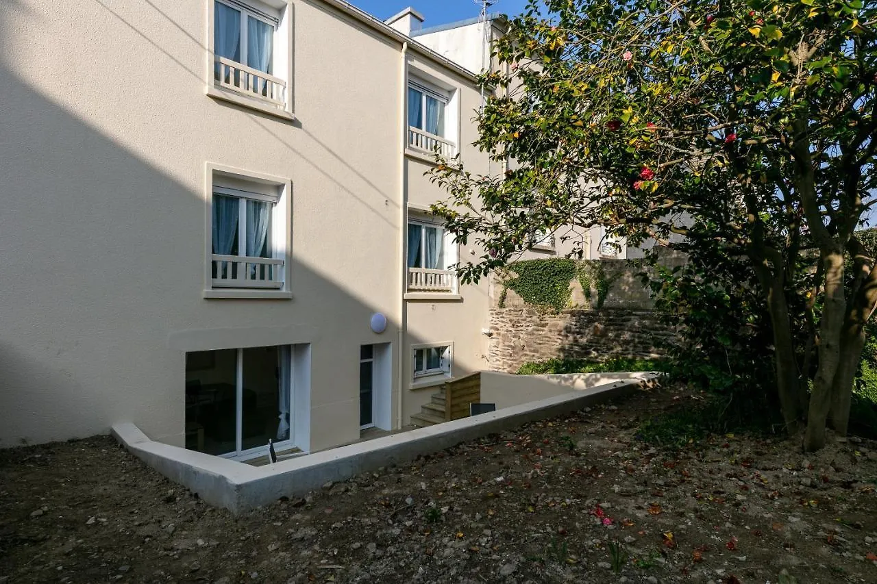 La Belle Poule: Spacious Room with Private Bath and Shared Living Brest France